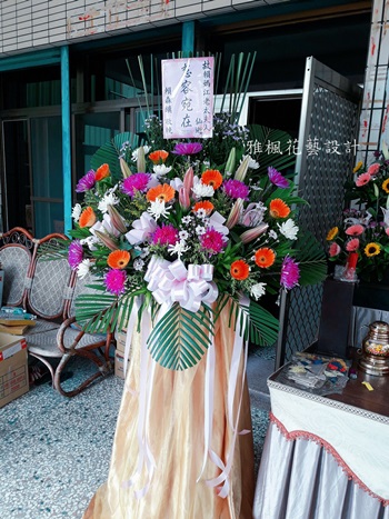 追思敬輓羅馬柱送殯儀館_草屯花店提供外送服務
