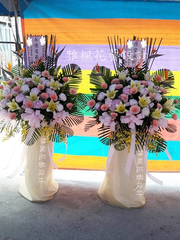 白色追思祝福花柱花禮_雅楓花藝設計花店提供外送追思場合服務