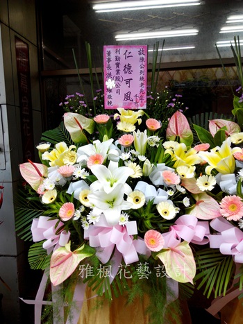 莊重典雅的弔唁追思羅馬花柱_雲林殯儀館外送花禮服務_虎尾花店