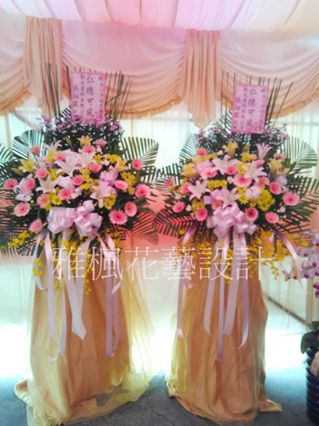 員林花店羅馬花柱外送服務，喪禮追思花柱外送推薦0920768477雅楓花鄉花藝設計坊
