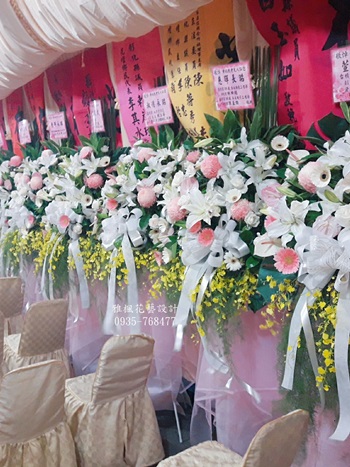 整體素雅典美_彰化花店推薦0935-768477雅楓花鄉花藝設計坊送追思花柱