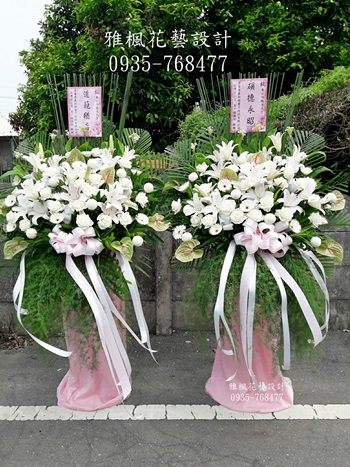 淡雅清香鮮花追思花柱_斗六花店雅楓花藝外送斗六殯儀館