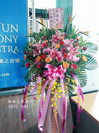 神韻公演羅馬花柱_員林市公所市長張錦昆敬賀_員林演藝廳花柱外送服務0920768477雅楓花藝