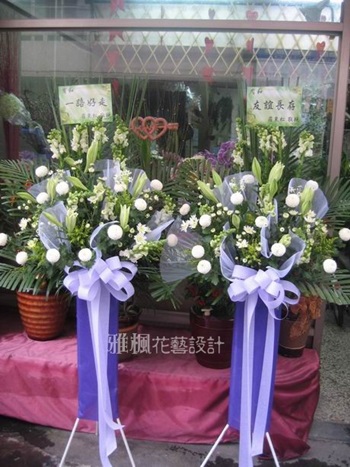 典雅白色祝福_高架花籃彰化花店喪禮場合外送服務