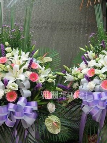 淡色系高架花籃彰化花店喪禮場合藝術花籃