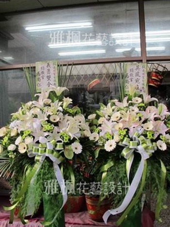 白色思念追思花籃_彰化花店喪事場合送花籃_彰化殯儀館外送服務