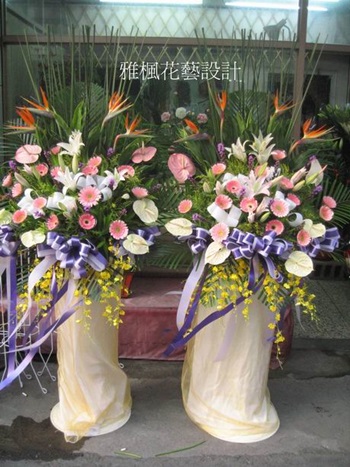 鮮花花柱_雅楓花店送殯儀館花柱