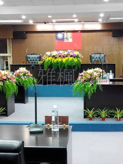 會議講台司儀桌花南投花店盆花，羅馬花柱(價格另行報價)