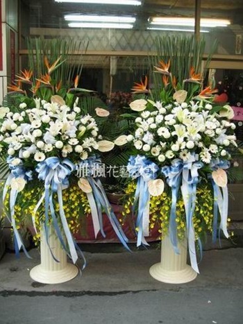 白色祝福追思悼慰_大型羅馬花柱_彰化花店提供免加外送服務