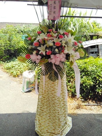 優質感!!高架花籃追思弔慰場合_殯儀館告別式訂花代送0920768477南投花店