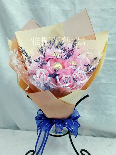 遇見粉色傳情花束員林花店0920768477鮮花娃娃花束
