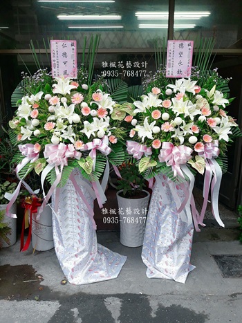 白色追思喪事花籃_南投彰化花店專人專車送達殯儀館禮廳