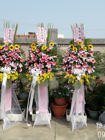 隆重體面_90多歲喜喪花籃喪家指定製作色系_雅楓花鄉花藝設計坊提供追思花籃外送