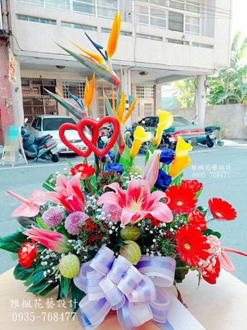結婚快樂!!一定要幸福!!桌上型盆花大村花店0920768477雅楓花藝