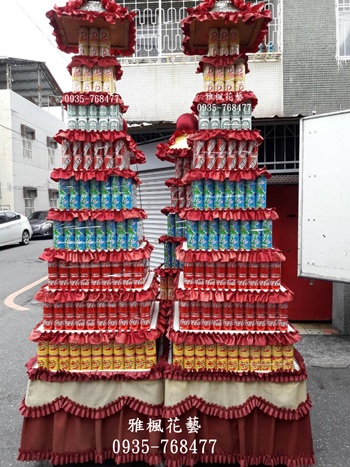 九層立體圓形四方形罐頭山飲料系列.道地.生活.小美..等飲料15500元起，彰化花店雅楓花藝設計花店喪事飲料塔批發