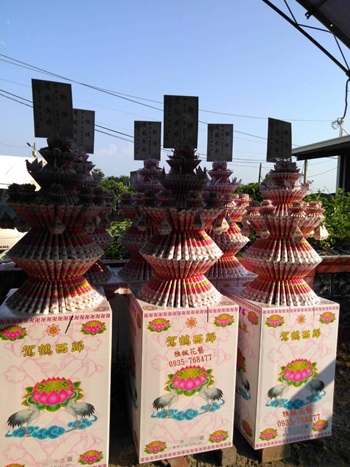 3對以上一對3100元，彰化花店雅楓花藝追思蓮花寶塔_喪禮場合往生寶塔送彰化市立殯儀館