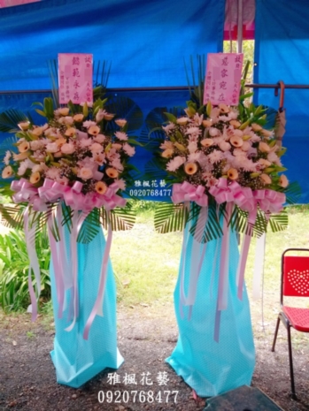 淡色系花籃追思場合048352299台中殯儀館附近花店